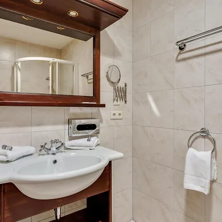International House Mit Terrasse Zw 4 아파트 *